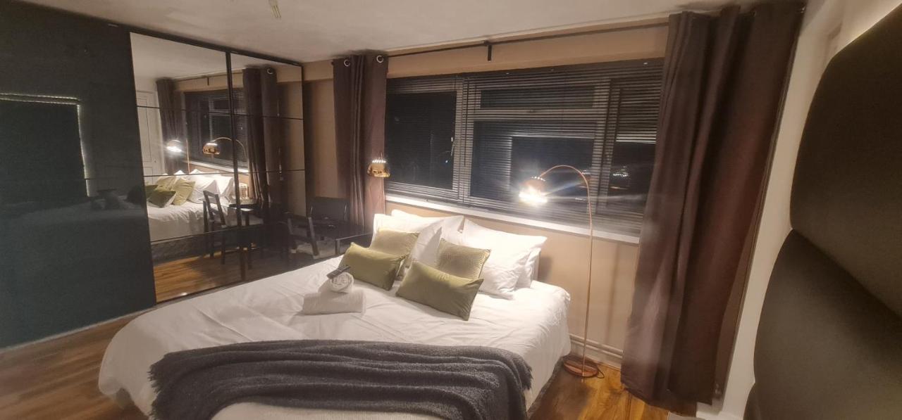 R3 Superking Sized Bed & 75" Tv On The Wall In Clapham Lejlighed London Eksteriør billede