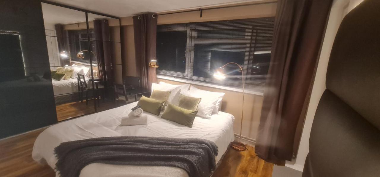 R3 Superking Sized Bed & 75" Tv On The Wall In Clapham Lejlighed London Eksteriør billede
