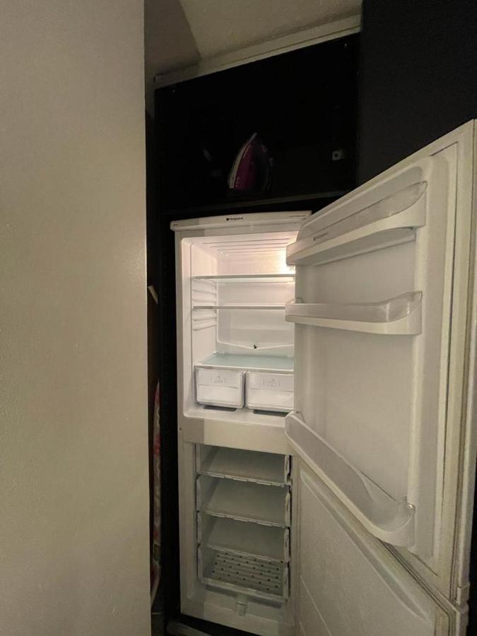 R3 Superking Sized Bed & 75" Tv On The Wall In Clapham Lejlighed London Eksteriør billede