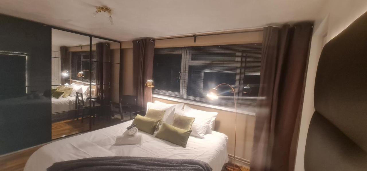 R3 Superking Sized Bed & 75" Tv On The Wall In Clapham Lejlighed London Eksteriør billede