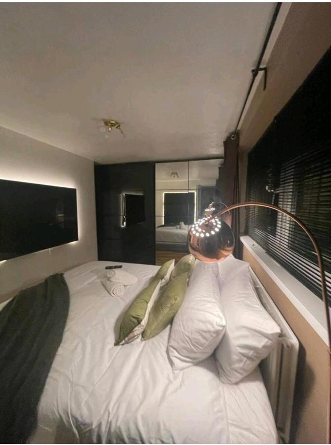 R3 Superking Sized Bed & 75" Tv On The Wall In Clapham Lejlighed London Eksteriør billede