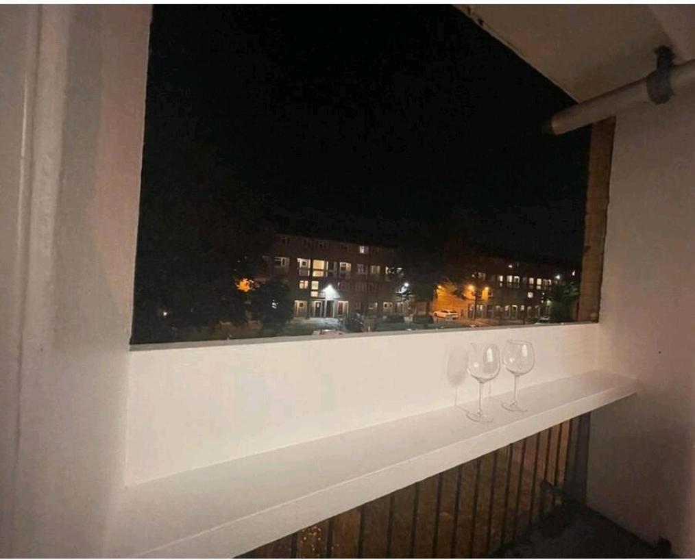 R3 Superking Sized Bed & 75" Tv On The Wall In Clapham Lejlighed London Eksteriør billede