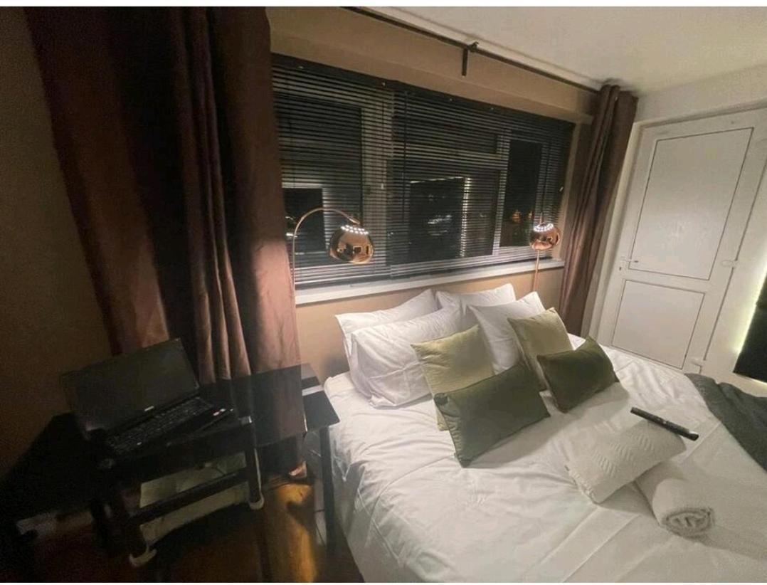 R3 Superking Sized Bed & 75" Tv On The Wall In Clapham Lejlighed London Eksteriør billede