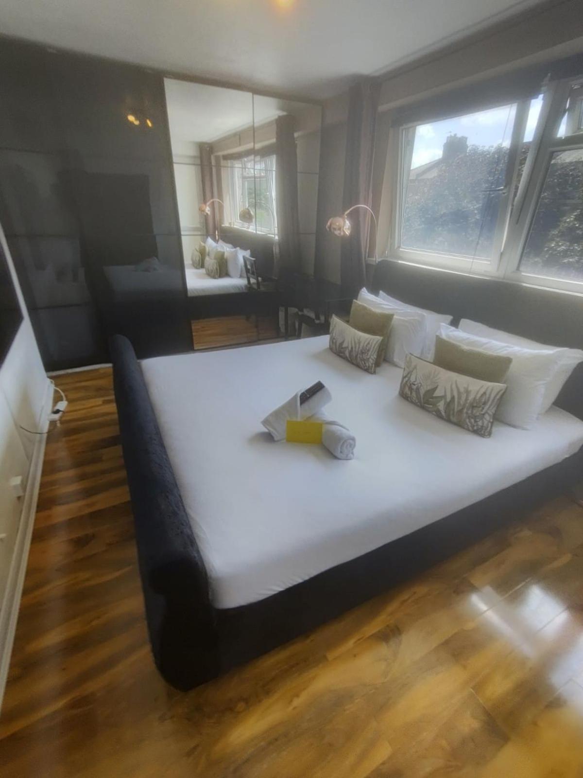 R3 Superking Sized Bed & 75" Tv On The Wall In Clapham Lejlighed London Eksteriør billede