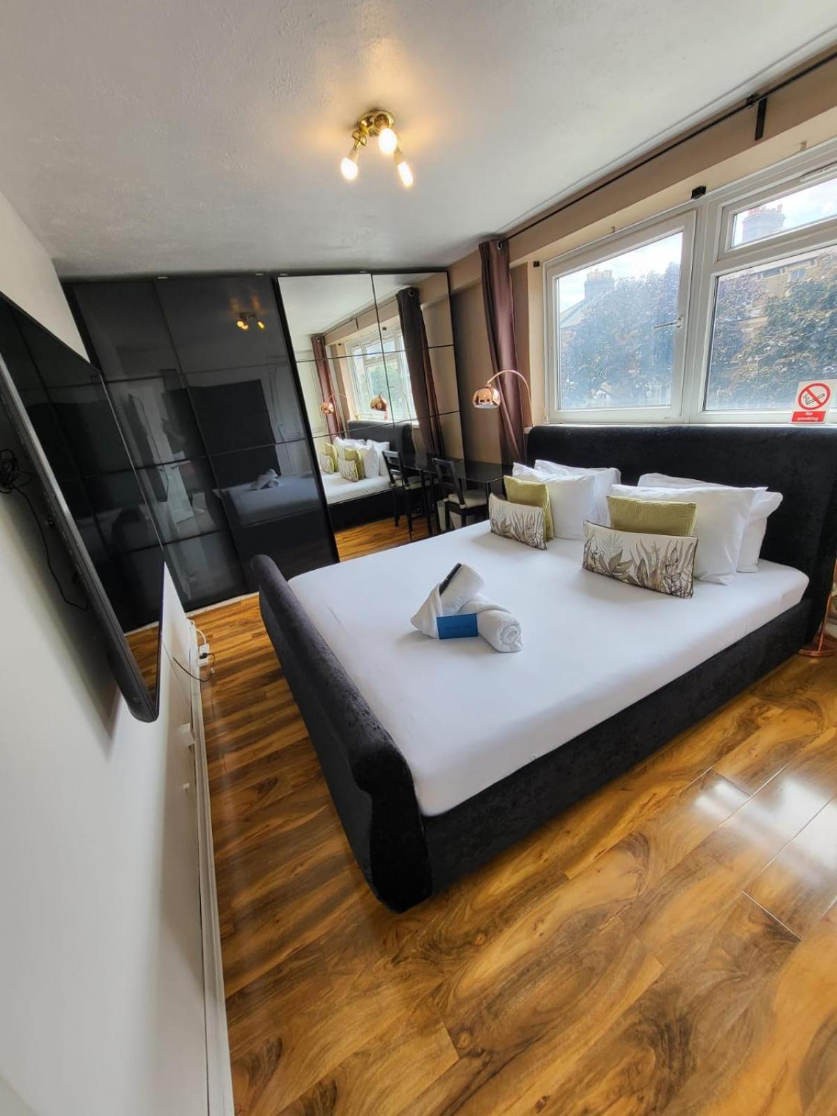 R3 Superking Sized Bed & 75" Tv On The Wall In Clapham Lejlighed London Eksteriør billede